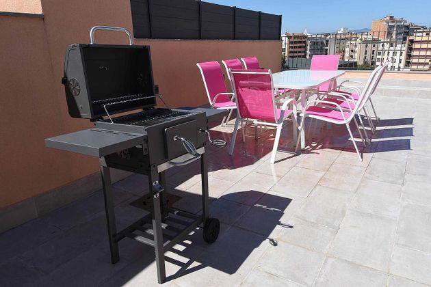 Foto 2 de Pis en lloguer a Centre - Girona de 3 habitacions amb terrassa i mobles