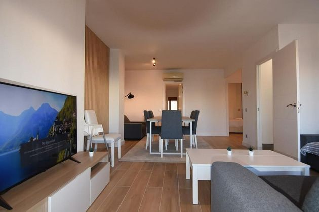 Foto 2 de Pis en lloguer a Eixample Nord – La Devesa de 4 habitacions amb terrassa i mobles