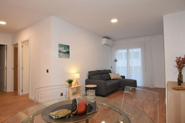 Foto 1 de Pis en lloguer a Eixample Nord – La Devesa de 2 habitacions amb terrassa i mobles