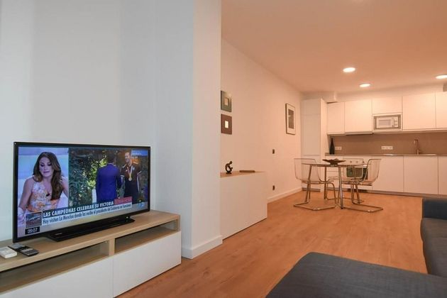 Foto 2 de Pis en lloguer a Eixample Nord – La Devesa de 2 habitacions amb terrassa i mobles