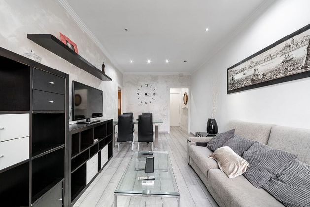 Foto 2 de Piso en alquiler en calle Gran de Gràcia de 2 habitaciones con garaje y muebles