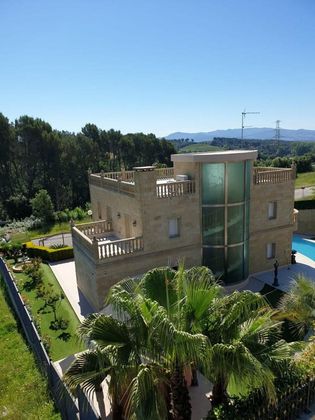 Foto 1 de Chalet en venta en Palau-solità i Plegamans de 5 habitaciones con terraza y piscina