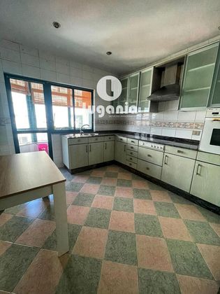 Foto 2 de Alquiler de piso en Recatelo - O Carme de 2 habitaciones con garaje y muebles