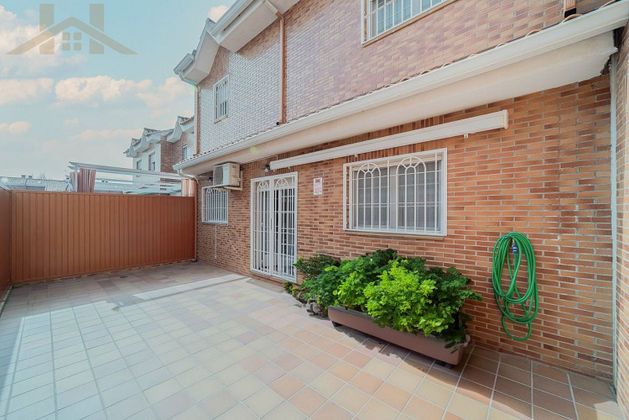 Foto 2 de Casa adossada en venda a Griñón de 3 habitacions amb terrassa i garatge