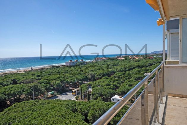 Foto 2 de Pis en venda a Gavà Mar de 5 habitacions amb terrassa i piscina