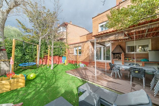 Foto 2 de Casa adossada en venda a calle Isla Cristina de 3 habitacions amb terrassa i piscina