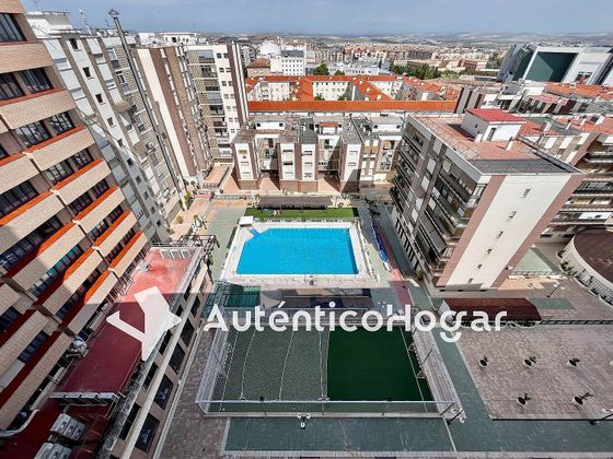 Foto 1 de Pis en venda a Avda de Madrid - Pº de la Estación de 6 habitacions amb piscina i garatge