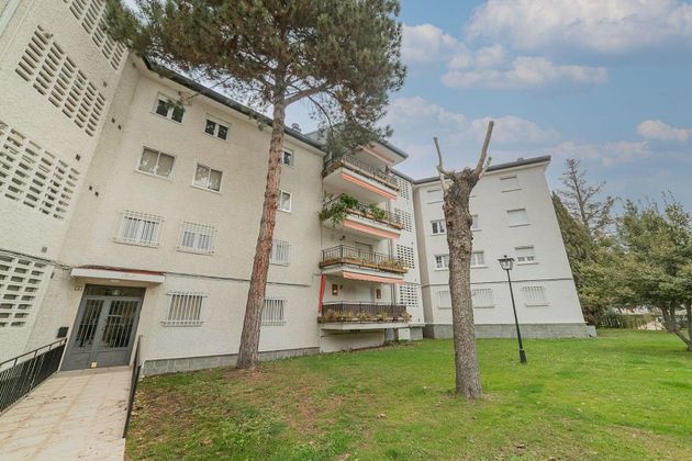 Foto 1 de Venta de piso en Guadarrama de 4 habitaciones con terraza y piscina