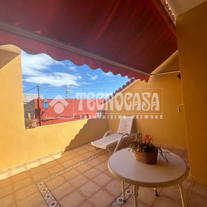 Foto 2 de Venta de casa en Granadilla de Abona ciudad de 4 habitaciones con terraza y jardín