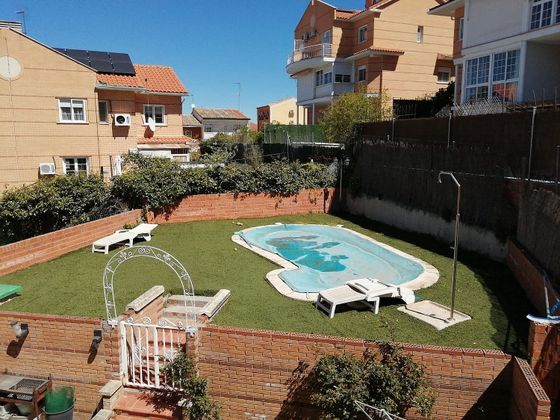 Foto 2 de Venta de casa en Nuevo Aranjuez de 4 habitaciones con piscina y garaje