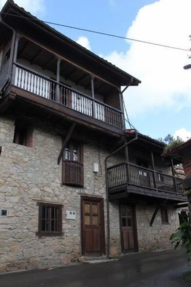 Foto 1 de Venta de casa adosada en calle Lugar de Santianes de 3 habitaciones con terraza y balcón