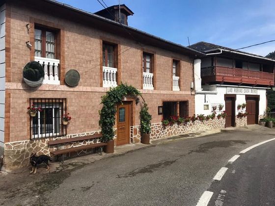 Foto 2 de Casa en venda a calle La Espina de 6 habitacions amb garatge i balcó