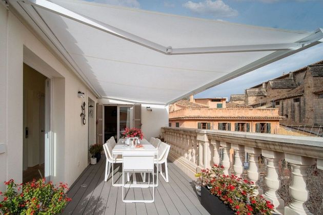 Foto 1 de Casa adossada en venda a Mercat  - La Missió - Plaça dels Patins de 5 habitacions amb terrassa i piscina