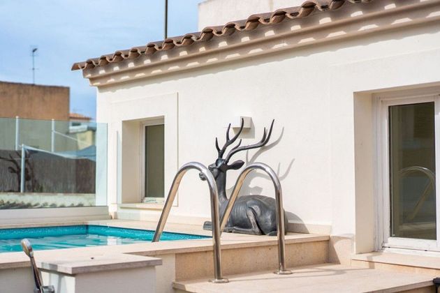 Foto 2 de Venta de casa adosada en Mercat  - La Missió - Plaça dels Patins de 5 habitaciones con terraza y piscina