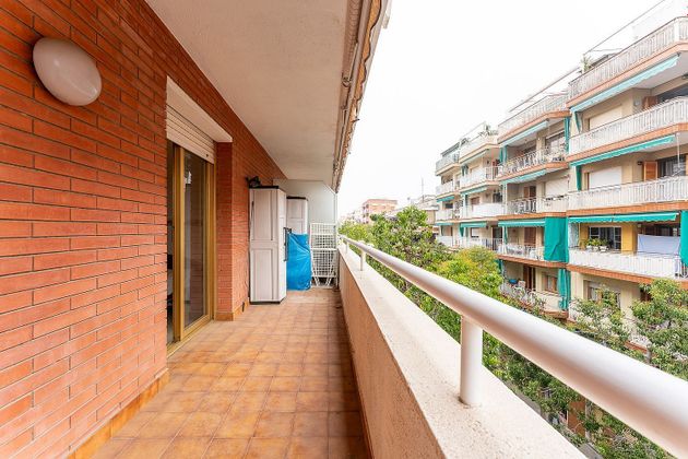 Foto 2 de Venta de piso en La Geltrú de 4 habitaciones con garaje y balcón