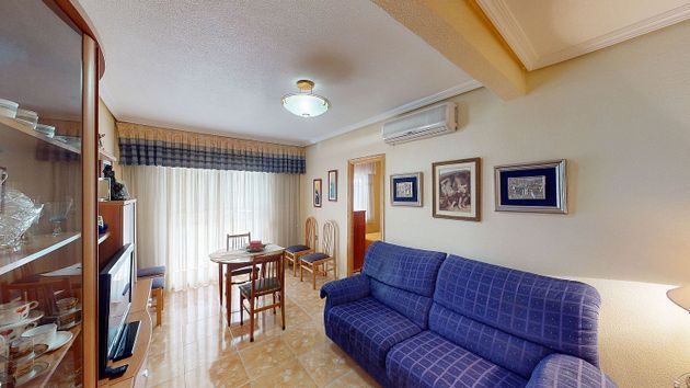 Foto 2 de Piso en venta en Vistahermosa de 3 habitaciones con balcón y aire acondicionado