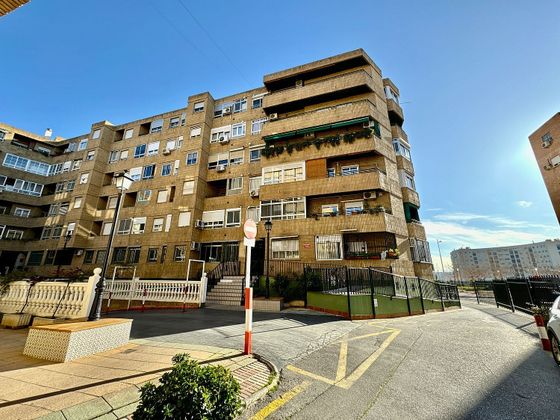 Foto 1 de Venta de piso en carretera De Málaga de 4 habitaciones con terraza y jardín