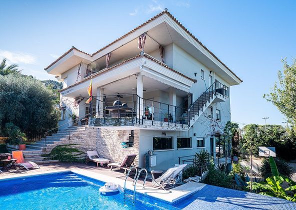 Foto 2 de Chalet en venta en Vistahermosa de 7 habitaciones con terraza y piscina