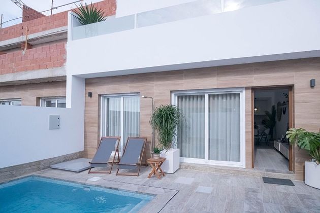 Foto 1 de Casa adossada en venda a Avileses de 3 habitacions amb terrassa i piscina
