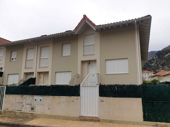 Foto 2 de Casa adossada en venda a calle Arturo Lopez de 2 habitacions amb terrassa i piscina