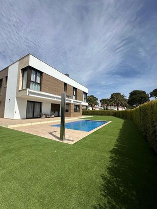 Foto 2 de Xalet en venda a calle Galileu de 4 habitacions amb terrassa i piscina