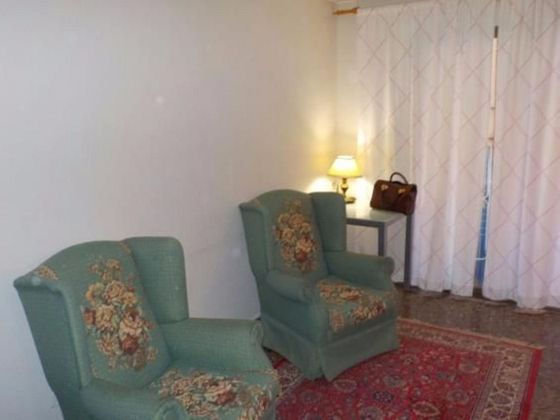 Foto 2 de Pis en lloguer a La Constitución - Canaleta de 1 habitació amb mobles i balcó