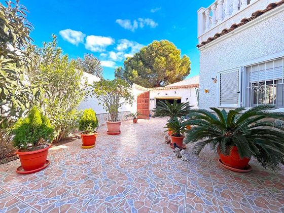 Foto 2 de Casa adossada en venda a calle La Paz de 5 habitacions amb terrassa i piscina
