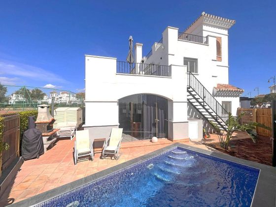 Foto 1 de Casa adossada en venda a calle Rodaballo de 3 habitacions amb terrassa i piscina