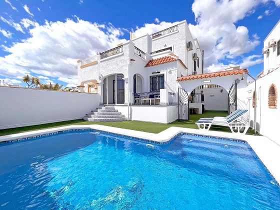 Foto 1 de Venta de casa adosada en calle Lagunas de Ruidera de 3 habitaciones con terraza y piscina