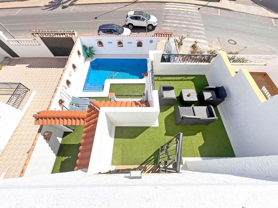 Foto 2 de Casa adossada en venda a calle Lagunas de Ruidera de 3 habitacions amb terrassa i piscina