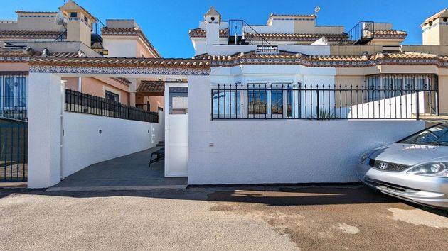 Foto 1 de Casa adossada en venda a calle Navia de 3 habitacions amb terrassa i piscina