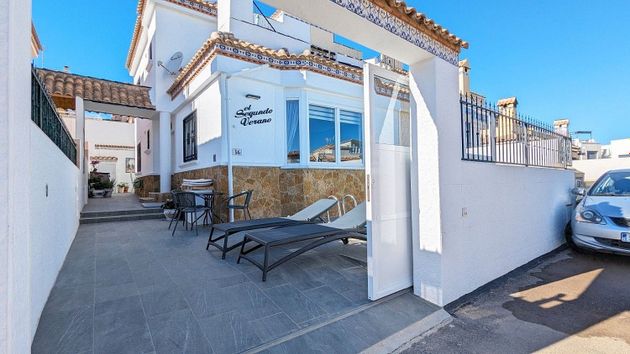 Foto 2 de Casa adossada en venda a calle Navia de 3 habitacions amb terrassa i piscina