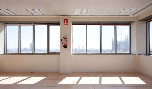 Foto 2 de Alquiler de oficina en La Sagrada Família con terraza y ascensor