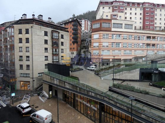 Foto 1 de Venta de piso en Eibar de 4 habitaciones con ascensor