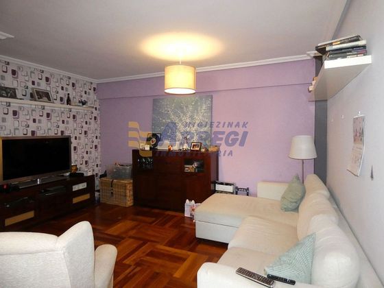 Foto 1 de Venta de piso en Eibar de 3 habitaciones con terraza y garaje