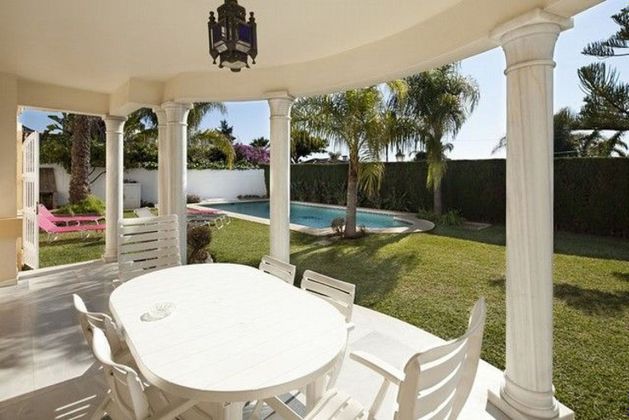 Foto 2 de Alquiler de chalet en Las Cancelas - Valdeolletas de 5 habitaciones con terraza y piscina