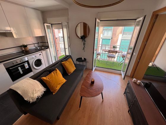 Foto 1 de Pis en lloguer a calle Villaamil de 3 habitacions amb terrassa i mobles