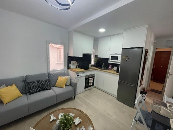 Foto 1 de Alquiler de piso en calle De Santa Juliana de 3 habitaciones con muebles y aire acondicionado