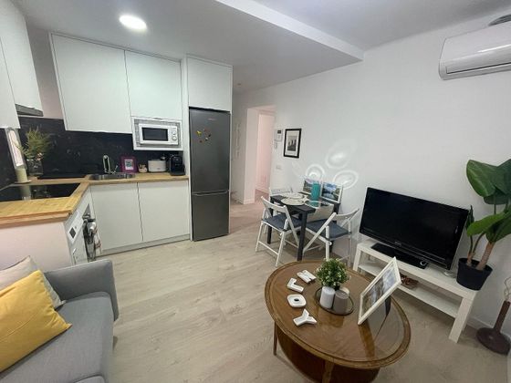 Foto 2 de Pis en lloguer a calle De Santa Juliana de 3 habitacions amb mobles i aire acondicionat