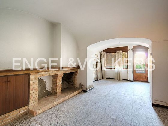 Foto 2 de Casa adossada en venda a Darnius de 4 habitacions amb garatge i jardí