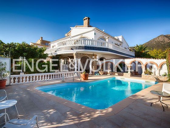 Foto 1 de Xalet en venda a calle Baix Llobregat de 4 habitacions amb terrassa i piscina