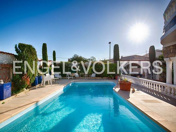 Foto 2 de Xalet en venda a calle Baix Llobregat de 4 habitacions amb terrassa i piscina