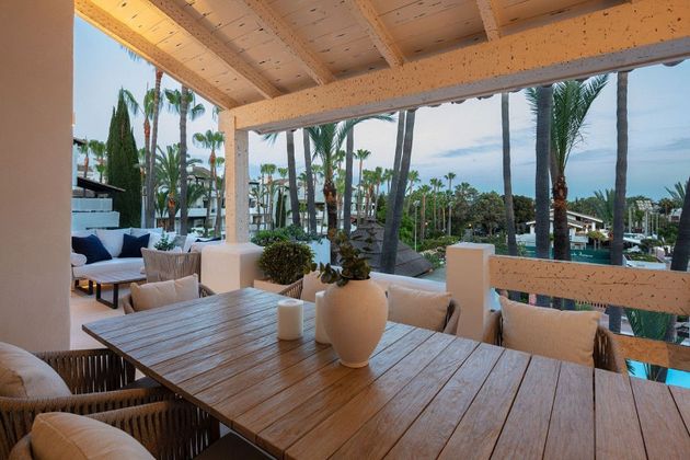 Foto 1 de Venta de dúplex en Lomas de Marbella Club - Puente Romano de 3 habitaciones con terraza y piscina