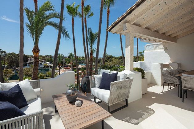 Foto 2 de Venta de dúplex en Lomas de Marbella Club - Puente Romano de 3 habitaciones con terraza y piscina