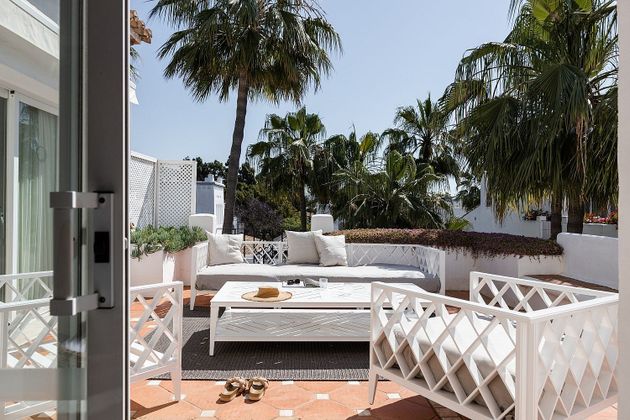 Foto 1 de Dúplex en venda a Lomas de Marbella Club - Puente Romano de 3 habitacions amb terrassa i piscina