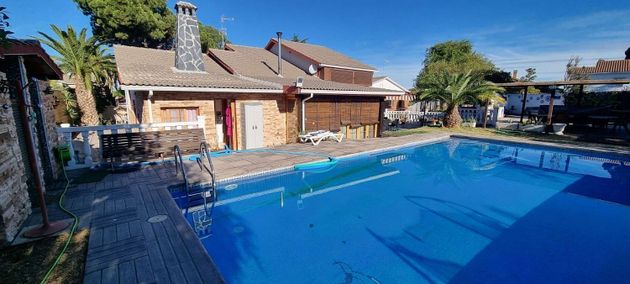 Foto 2 de Xalet en venda a Serranillos del Valle de 4 habitacions amb piscina i garatge