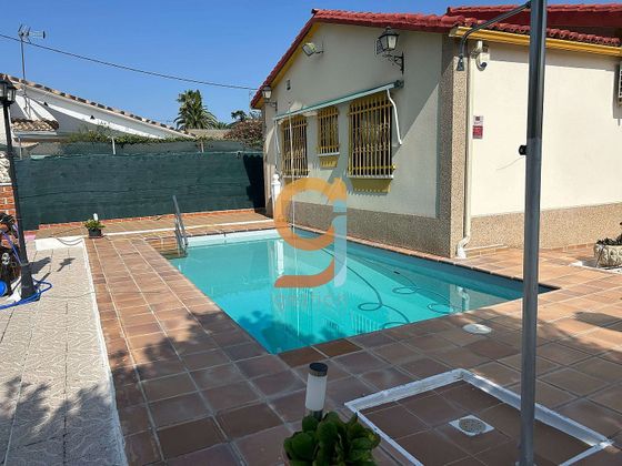 Foto 2 de Venta de chalet en Serranillos del Valle de 4 habitaciones con terraza y piscina
