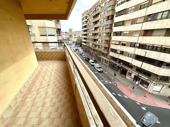 Foto 2 de Venta de piso en Mercado de 4 habitaciones con terraza y balcón