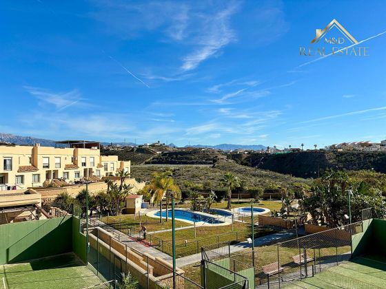Foto 1 de Casa adossada en venda a Benajarafe – Almayate de 4 habitacions amb terrassa i piscina