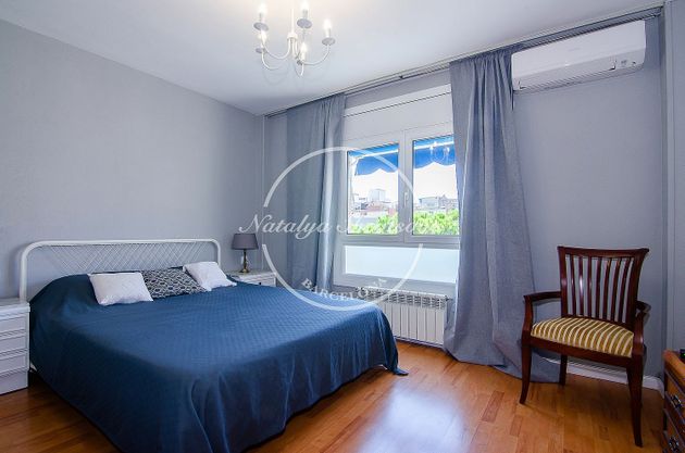 Foto 2 de Piso en alquiler en calle De Ginebra de 2 habitaciones con muebles y balcón